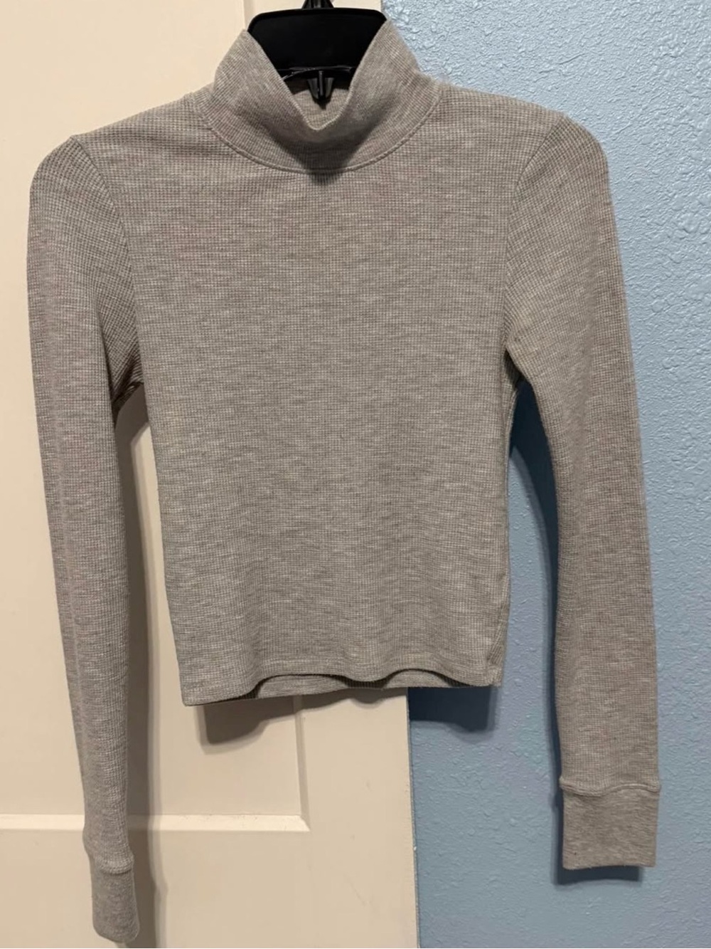 American Eagle Outfitters Light Gray Ribbed Turtleneck Sweater